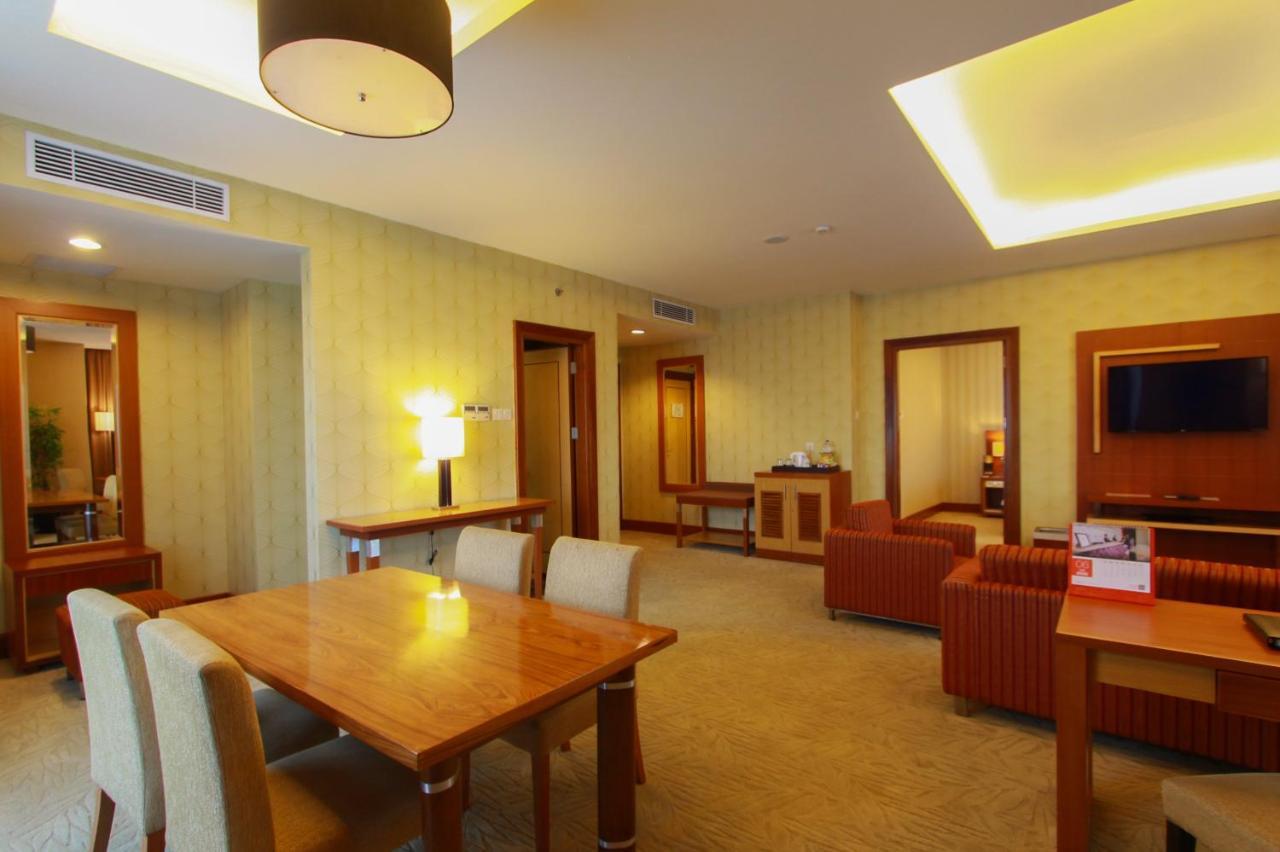 Swiss-Belhotel Maleosan Manado Exterior foto